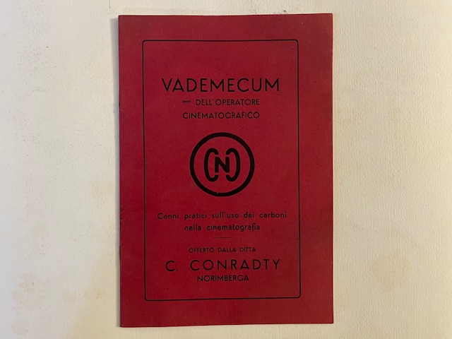 Vademecum dell'operatore cinematografico. Cenni pratici sull'uso dei carboni nella cinematografia. Omaggio della Ditta C. Conradty, Norimberga
